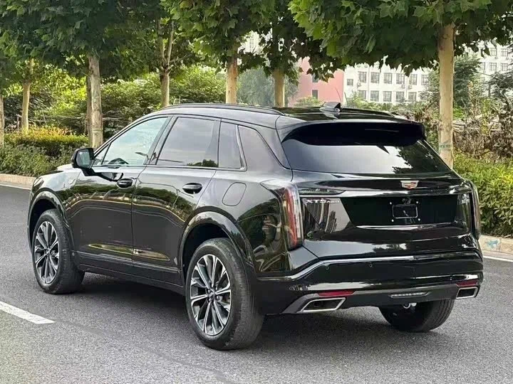 Салон актуального поколения XT5 с обновлённой мультимедийной панелью