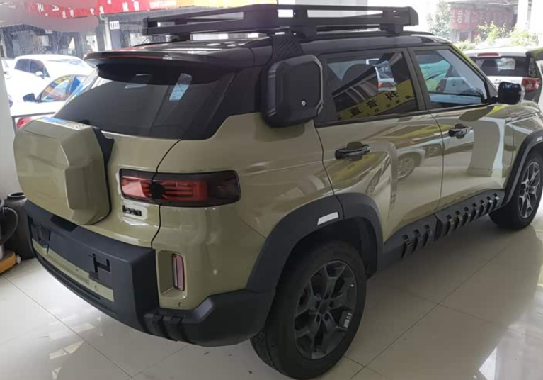 Geely Cowboy сзади — компактный кроссовер с мощностью выше порога льготы