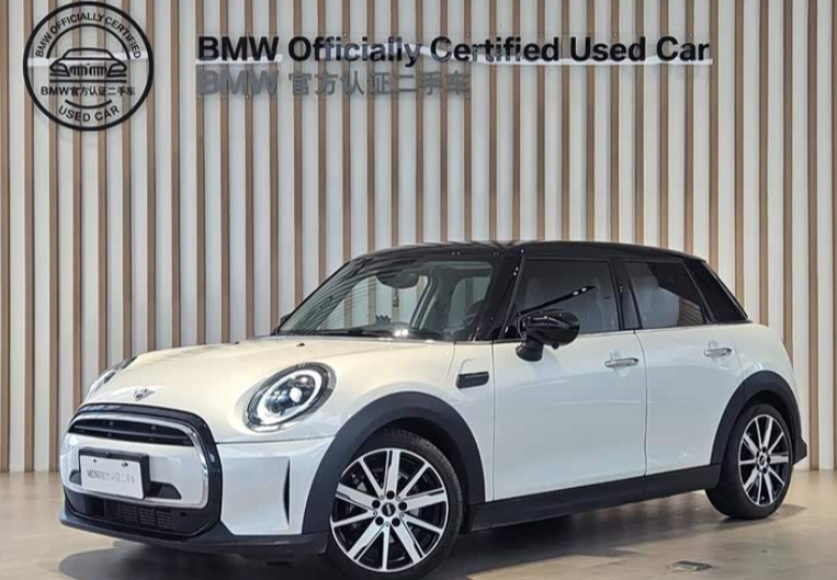 MINI Hatch (F55) 2023 — вид спереди, мотор 1.5 на 136 л.с.