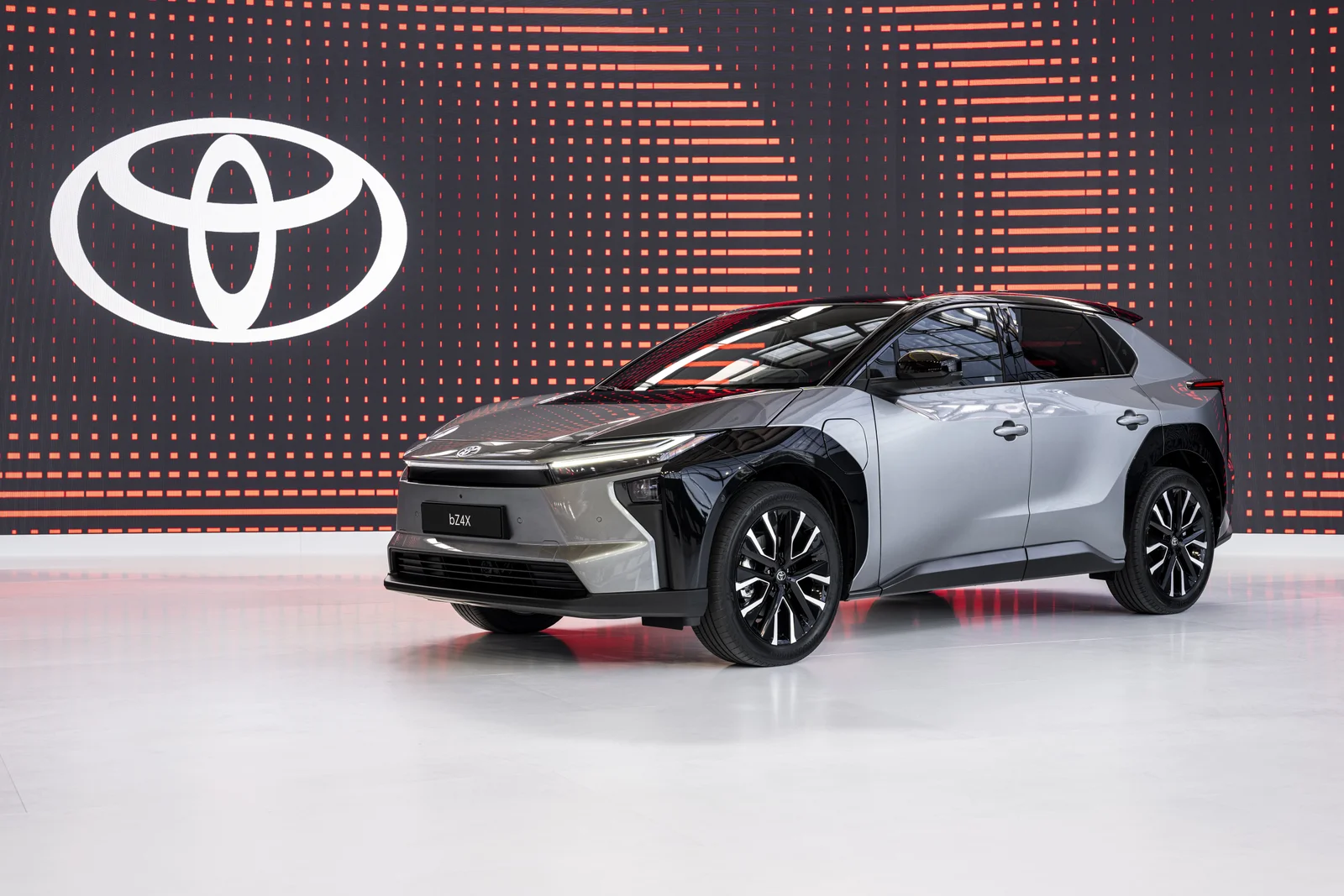 Toyota bZ4X сбоку — платформа e-TNGA, общая с Subaru Solterra