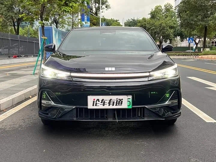 Geely Galaxy A7 — светодиодная световая полоса на всю ширину передка, фирменный стиль суббренда Galaxy
