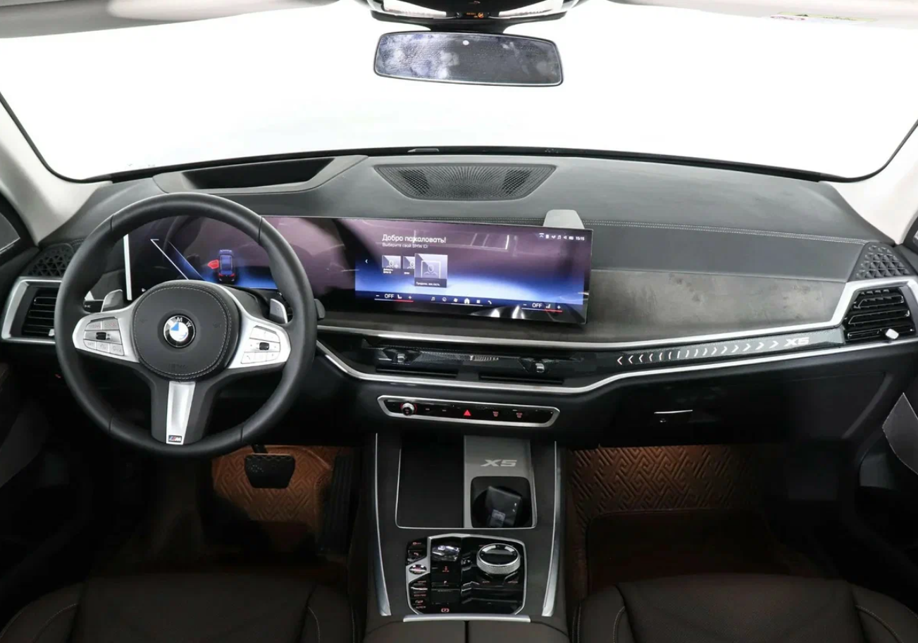 BMW X5 сзади — тот же экземпляр линейки xDrive40i