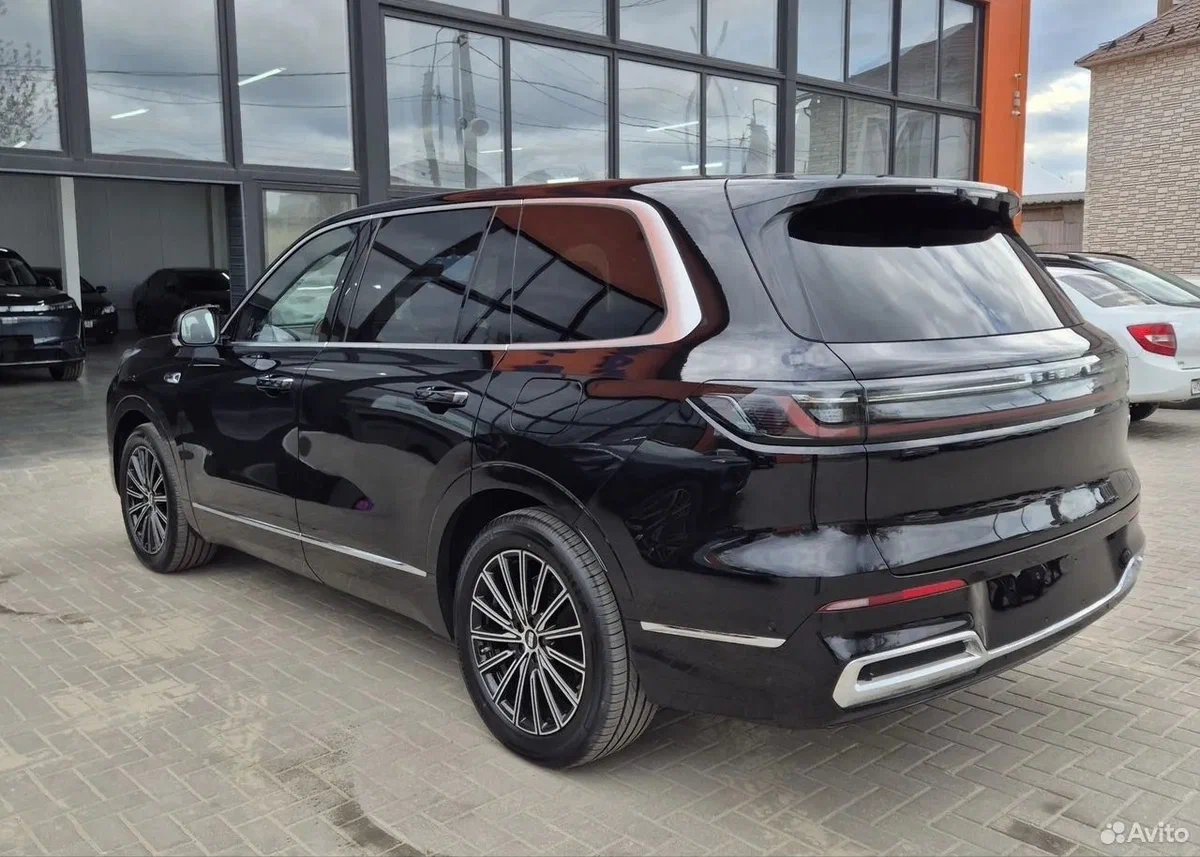 Geely Galaxy M9 — салон флагманского уровня: экраны, отделка, климат по зонам