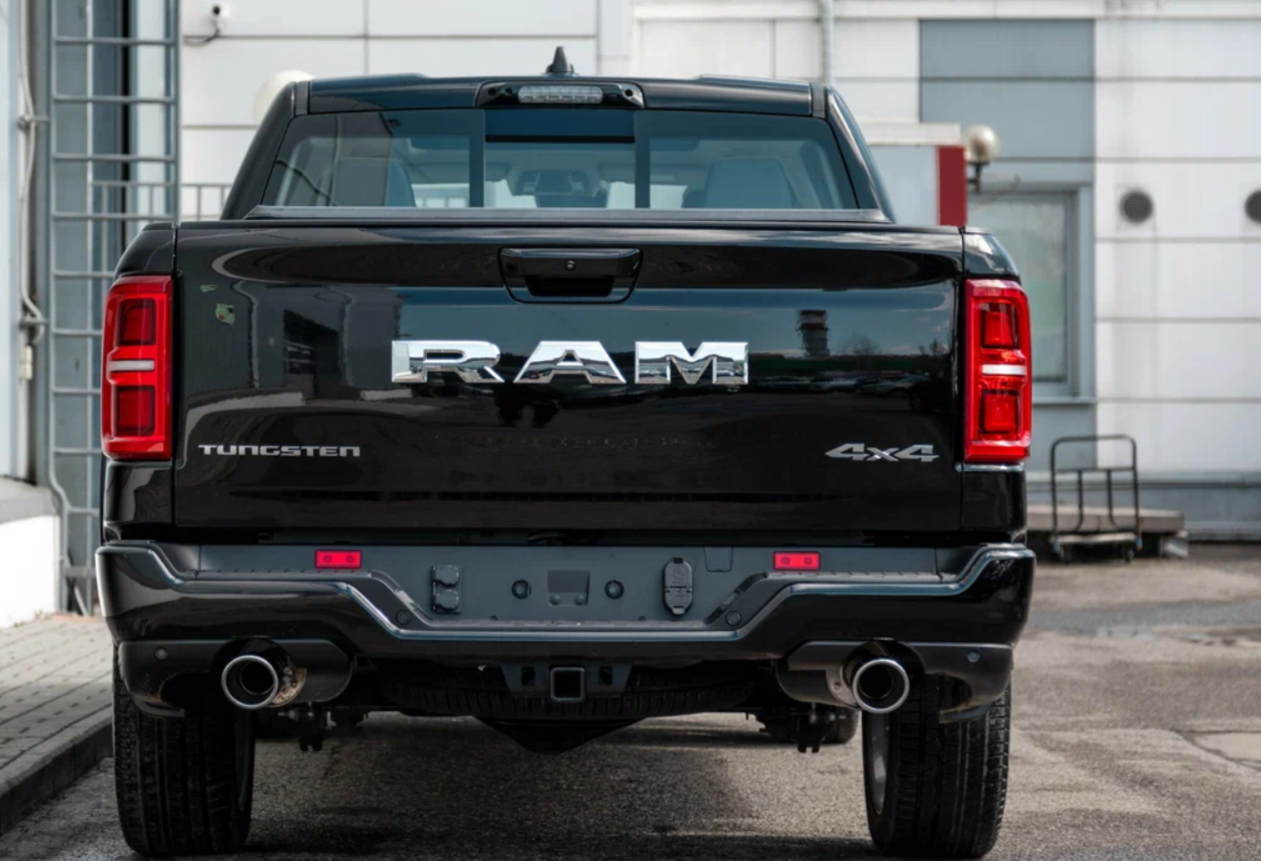 Салон Dodge RAM 1500 — просторная кабина, крупный центральный экран мультимедиа