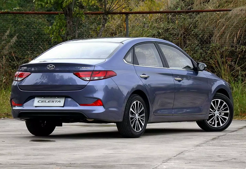 Hyundai Celesta сзади — фирменный шильдик CELESTA на крышке багажника