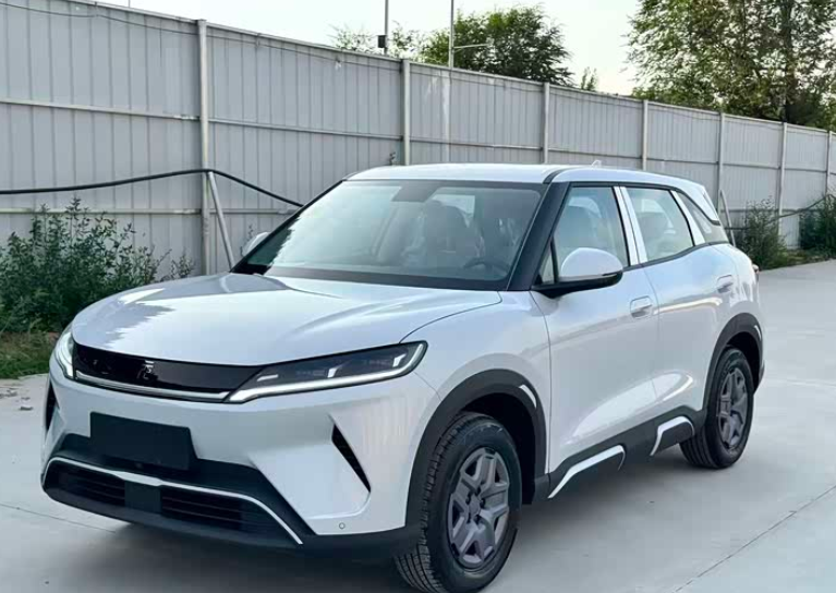 BYD Yuan UP — компактный электрохэтчбек, комплектация Leading, серебристый