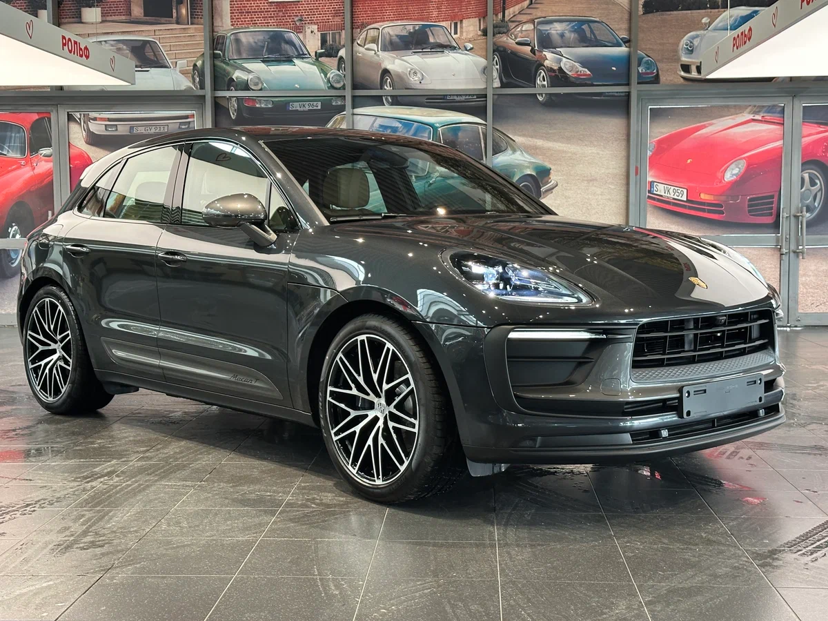 Porsche Macan Electric — задняя часть, фирменная световая полоса
