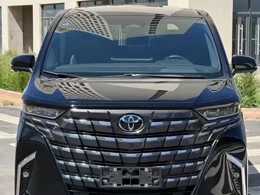 Задний ряд Alphard — капитанские кресла и просторный салон