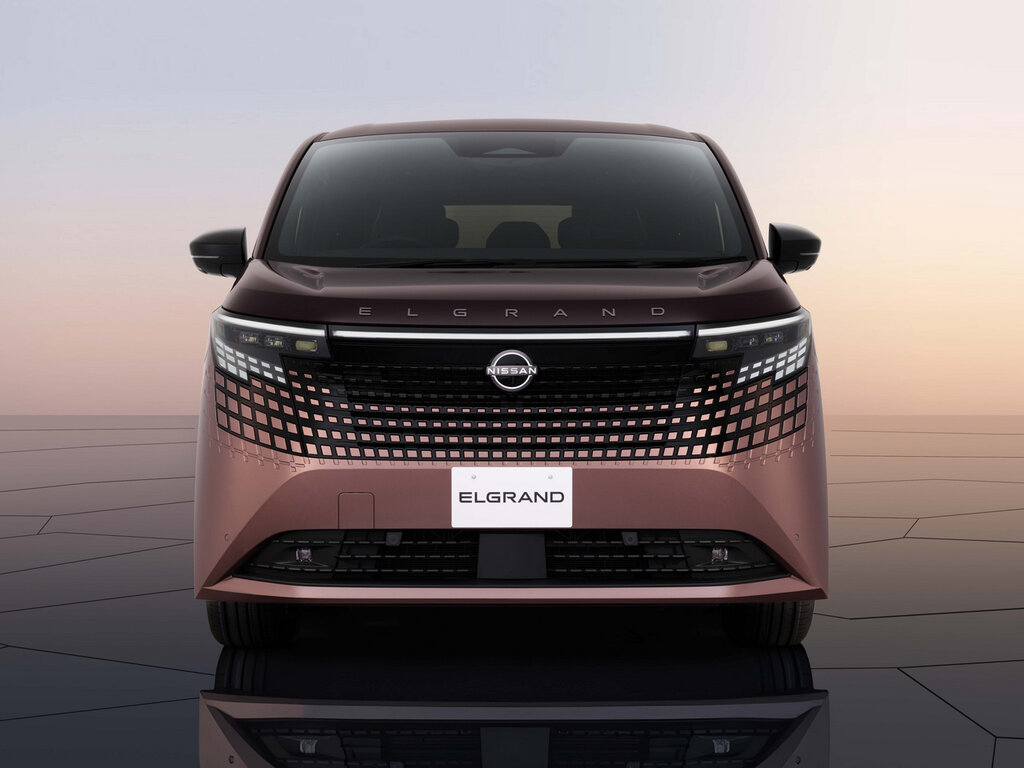 Салон Nissan Elgrand: капитанские кресла второго ряда