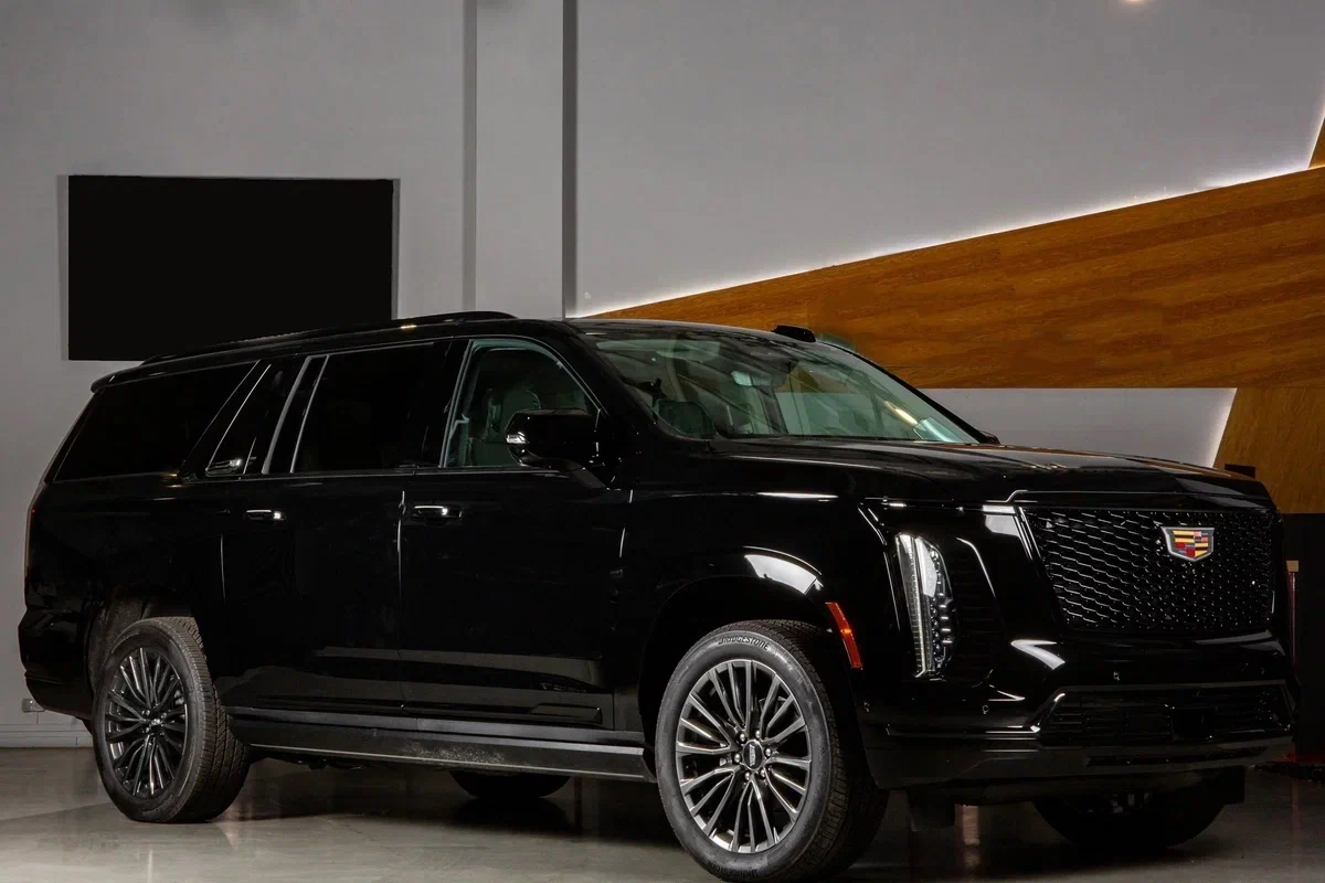 Cadillac Escalade-V — ещё один автомобиль каталога с тем же по объёму 6.2-литровым компрессорным V8