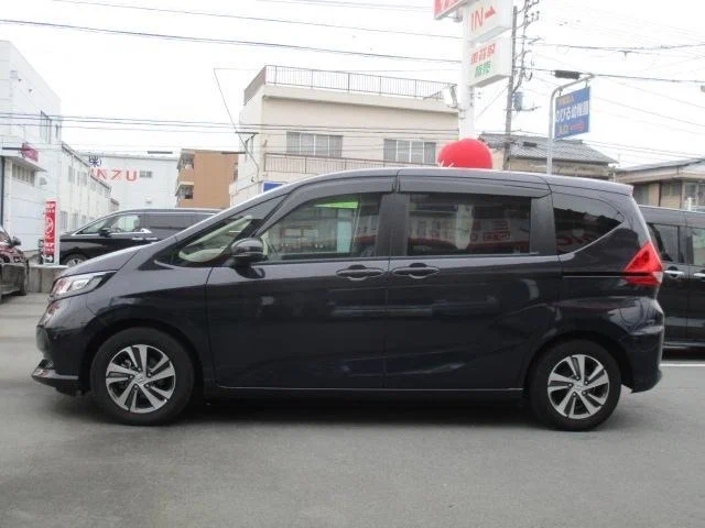 Honda Freed сбоку — сдвижные двери заднего ряда