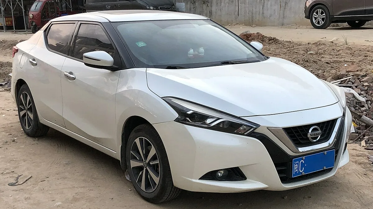 Dongfeng Lannia спереди — фирменная решётка радиатора с логотипом Nissan и V-образным хромированным обрамлением