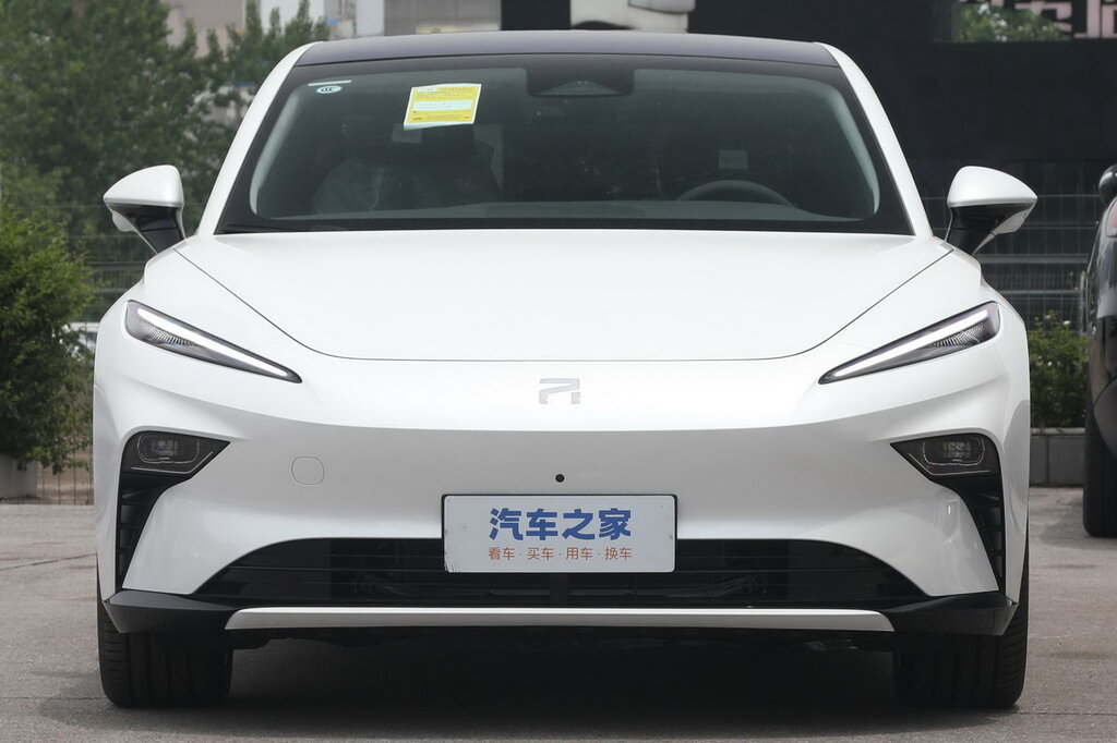 Rising Auto F7 спереди — фирменный логотип «R» вместо привычной эмблемы Volkswagen или Roewe