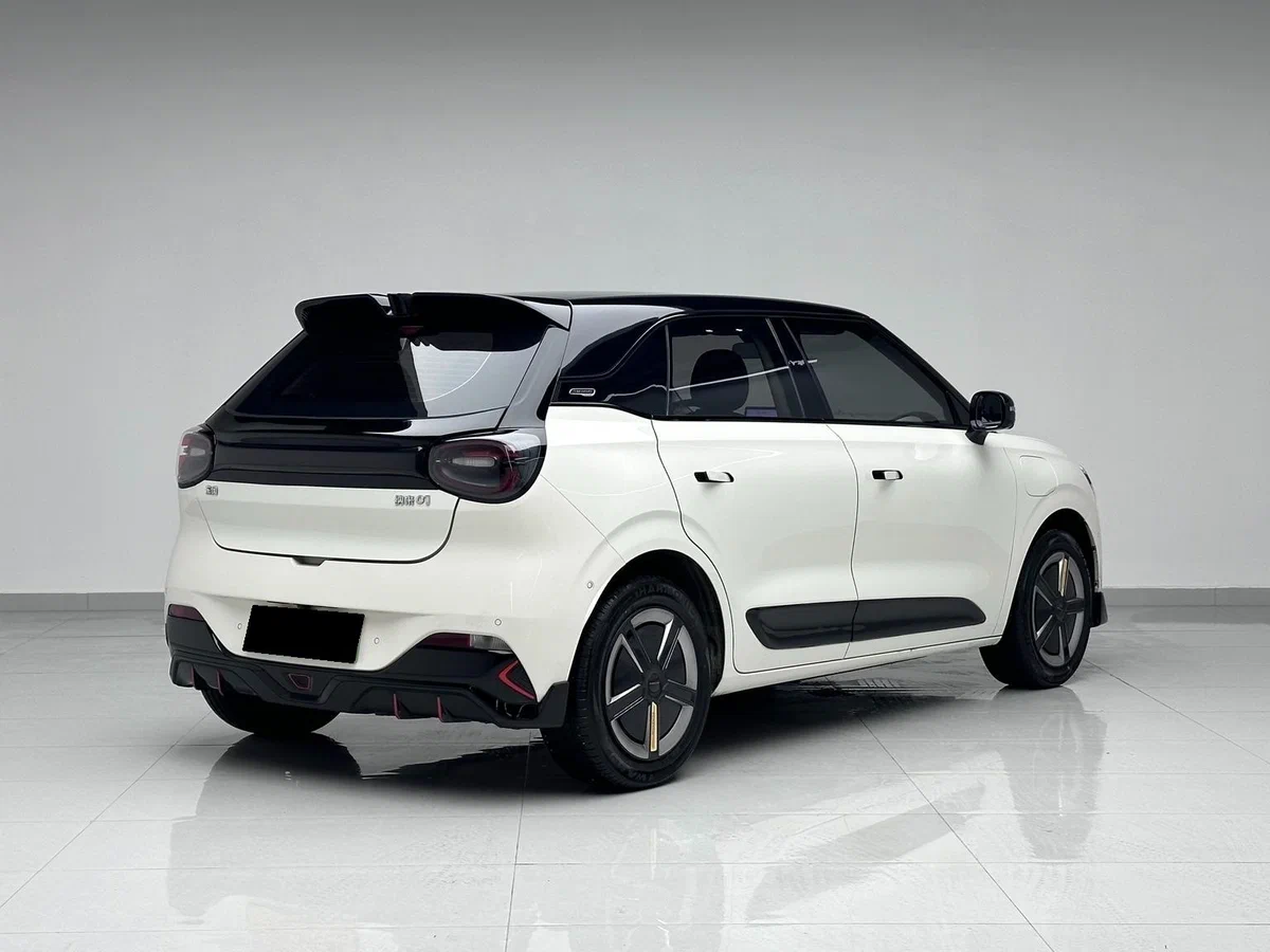 Dongfeng Nammi 01 сбоку — пятидверный кузов, колёсная база 2660 мм