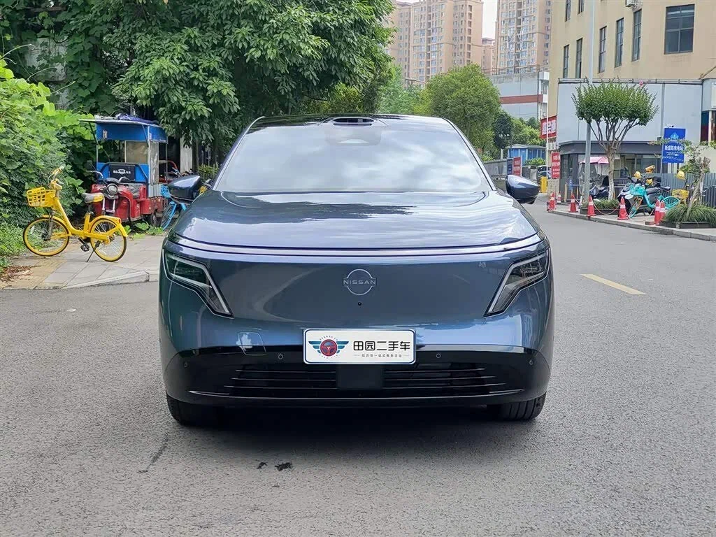 Nissan NX8 спереди — фирменный логотип Nissan на закрытой решётке