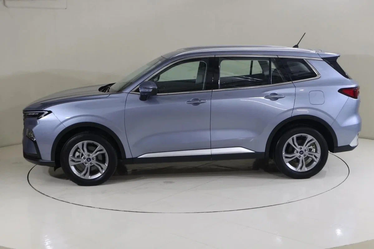 Ford Territory сбоку: длина 4685 мм, колёсная база 2726 мм — габариты ближе к среднему классу, чем к компактному