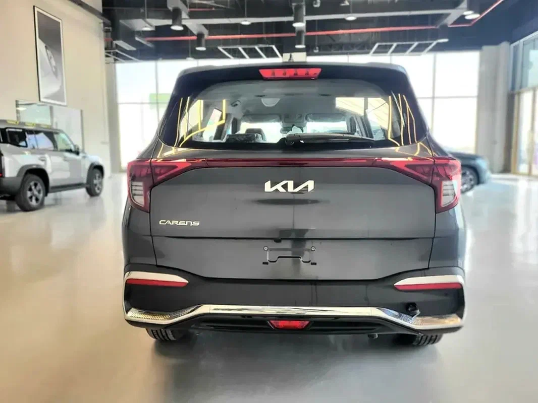Kia Carens сзади — фирменные вертикальные стоп-сигналы, характерные для текущего модельного ряда Kia