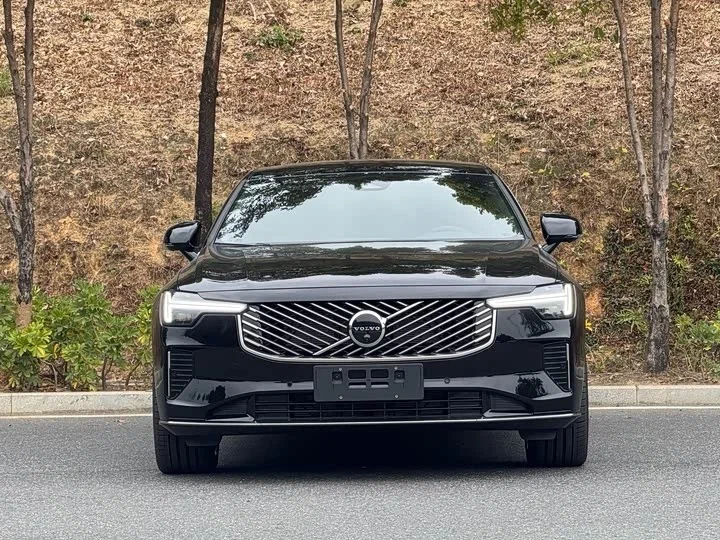 Volvo S90 — салон с характерным для бренда вертикальным сенсорным экраном