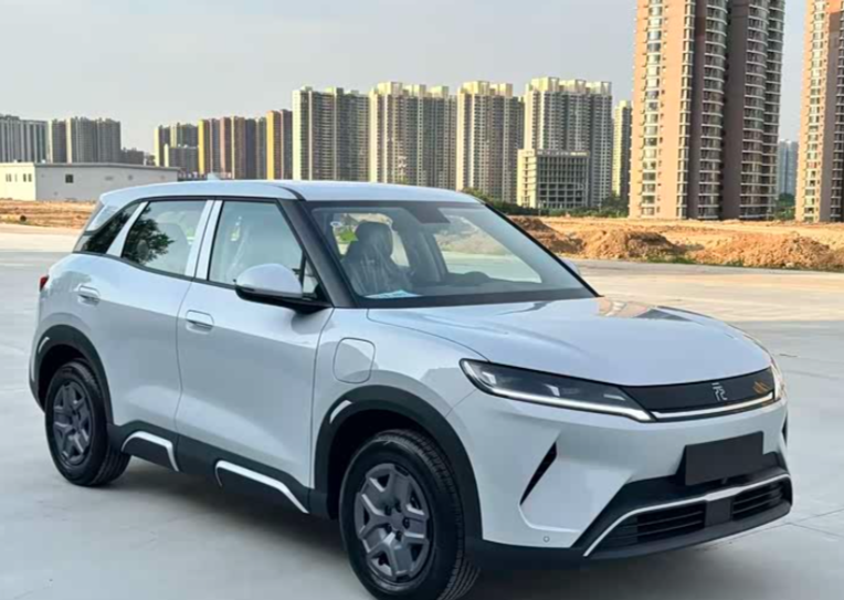 Салон BYD Yuan UP: приборная панель 8,8 дюйма и поворотный экран мультимедиа 12,8 дюйма