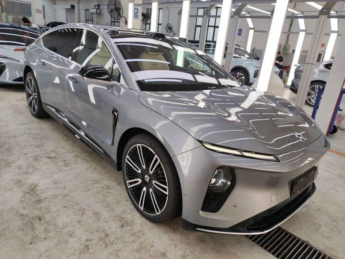 NIO ET9 сбоку — пневмоподвеска с клиренсом до 200 мм, колёсная база 3250 мм