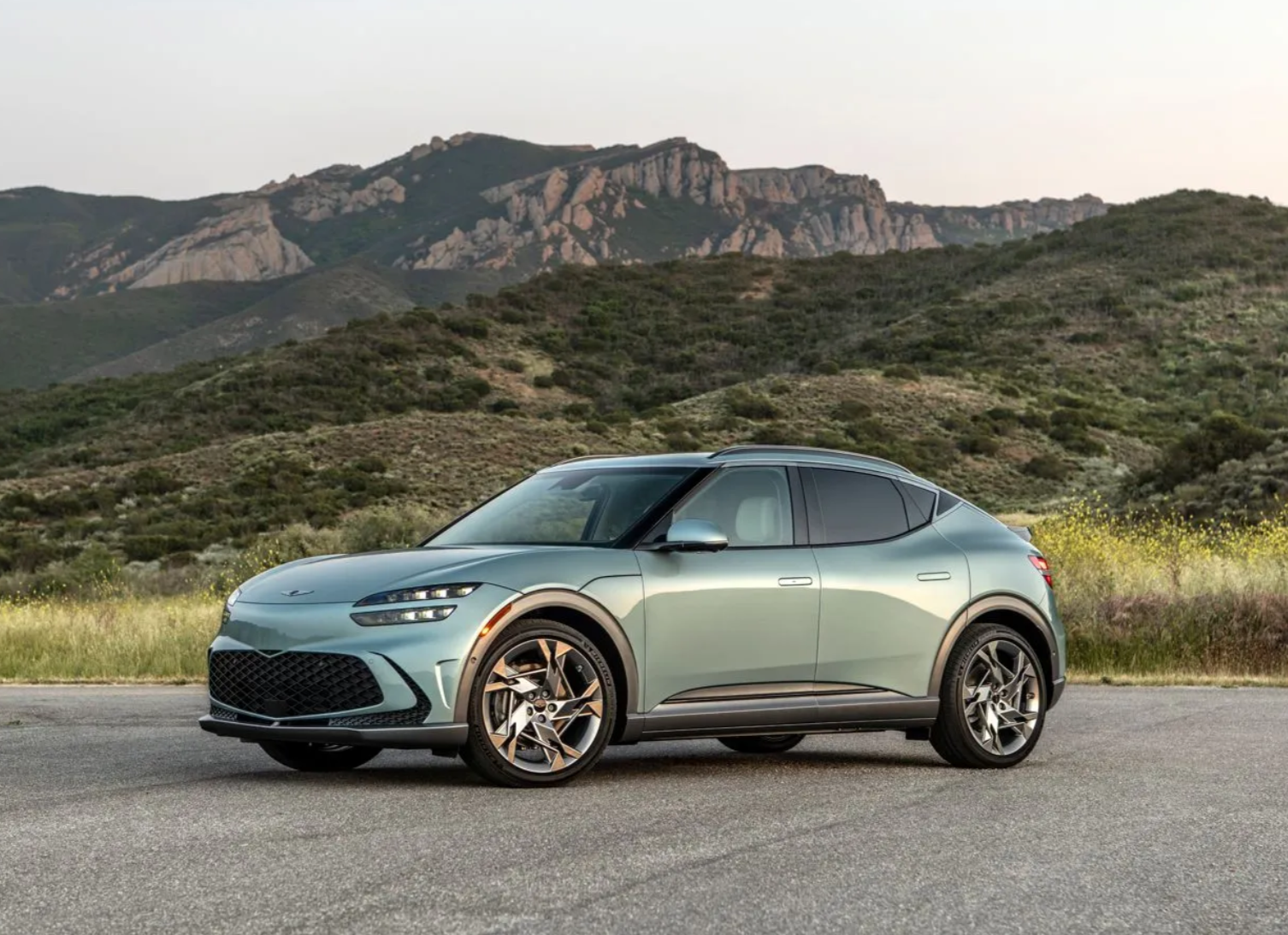 Genesis GV60 в профиль — компактные пропорции премиум-кроссовера