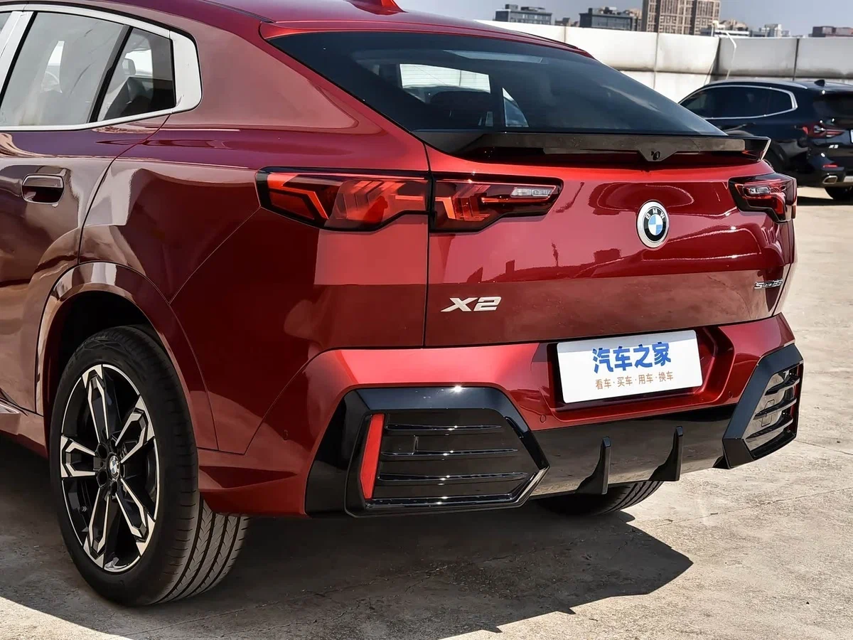 Салон BMW X2 — цифровая панель приборов и iDrive