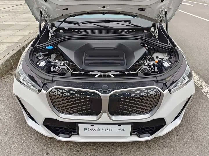 BMW iX1 — фирменная закрытая решётка-«почка», характерная для электрических моделей бренда