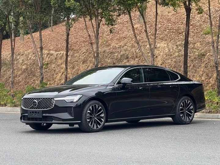 Volvo S90 сзади — силуэт бизнес-седана, конкурент BMW 5-й серии и Mercedes-Benz E-Class