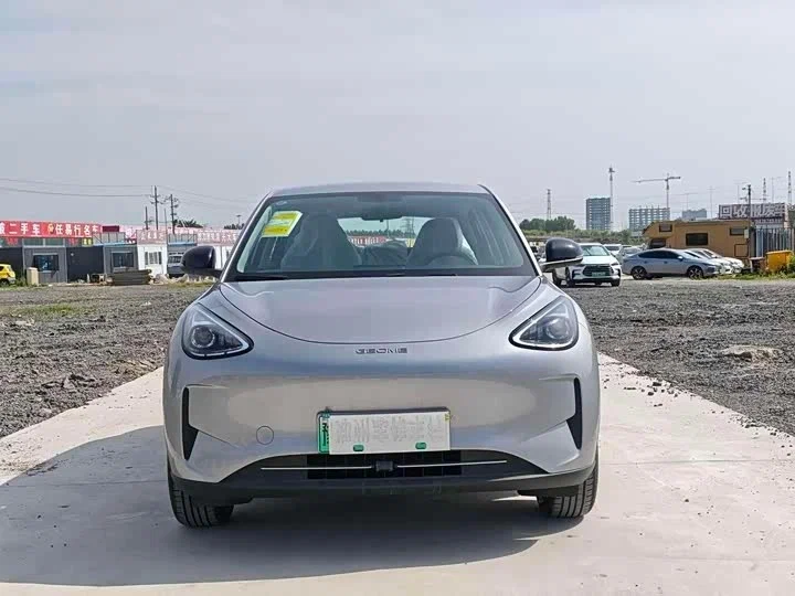 Салон geely-galaxy-xingyuan-2026 — сиденья ещё в защитной плёнке от завода, центральный экран и руль типичной для Geely формы.
