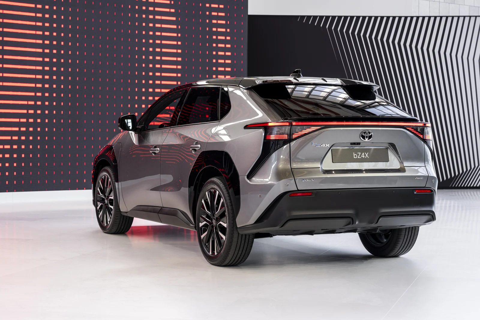 Toyota bZ4X, салон — электронная архитектура без гибридной начинки