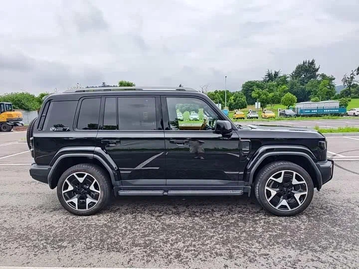 iCar V27 — интерьер и посадка выдержаны в том же брутальном стиле, что у V23