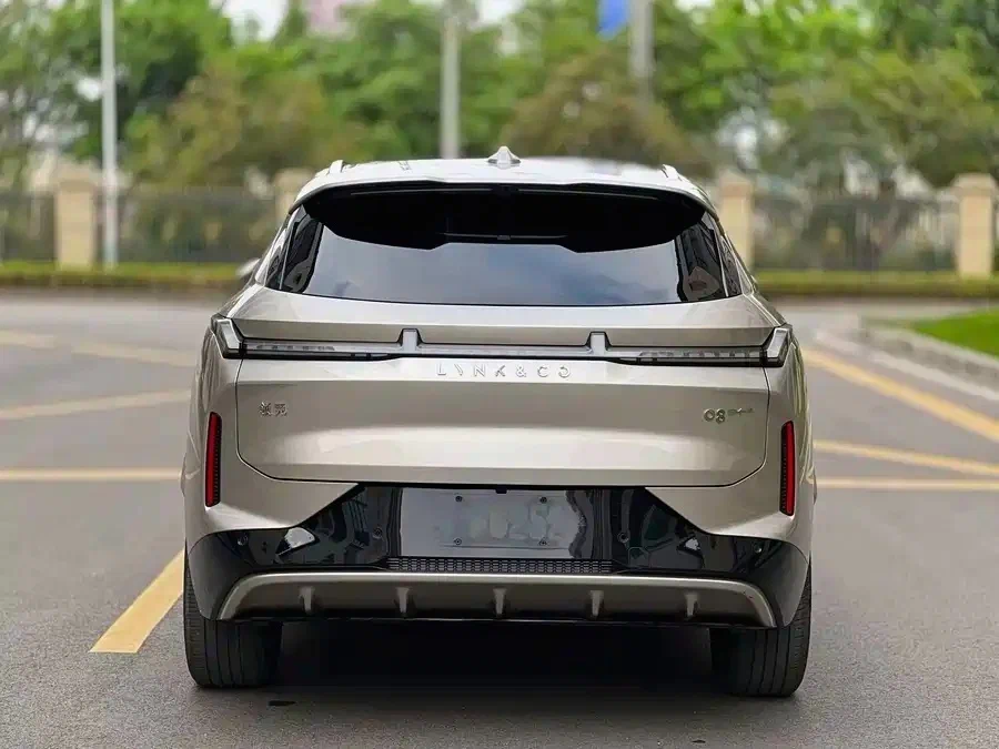 Lynk & Co 08 EM-P сзади — фирменная сплошная светодиодная полоса