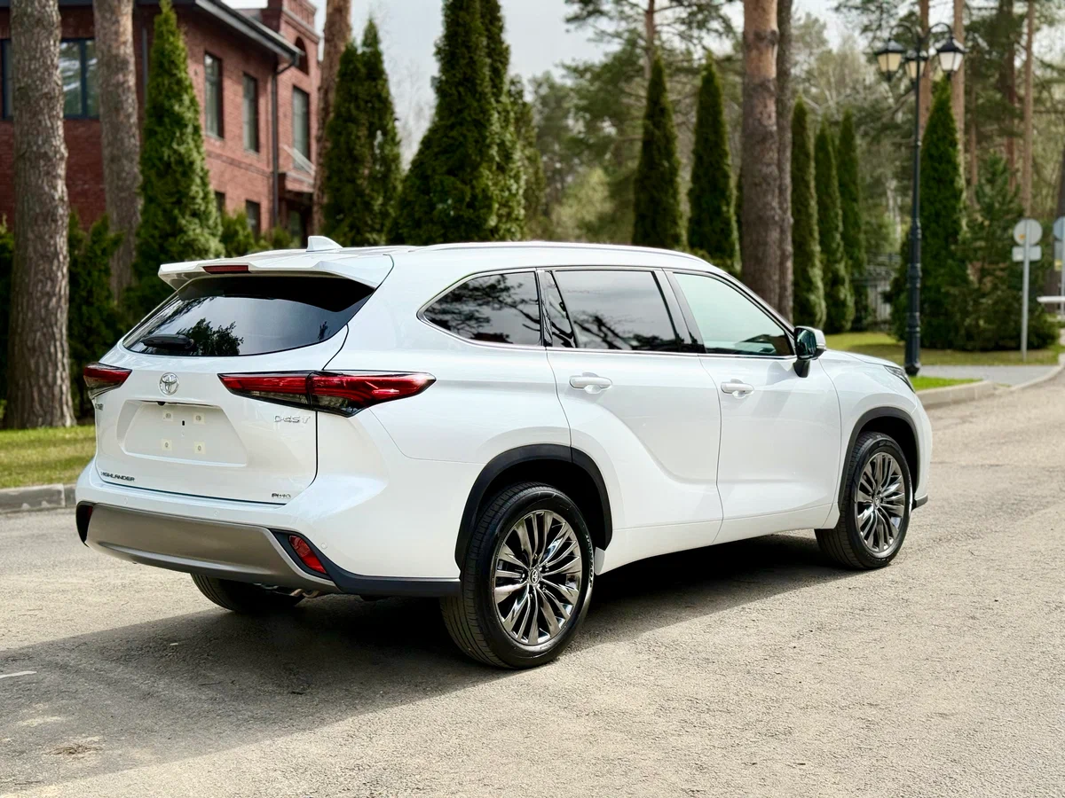 Toyota Highlander сзади: трёхрядный кузов на семь мест, колёсная база 2850 мм