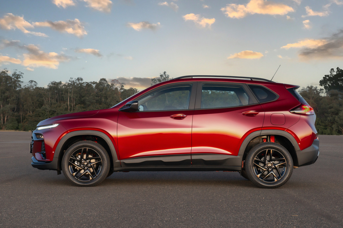 Chevrolet Tracker сбоку — турбомотор 1.5T, 147 л.с.