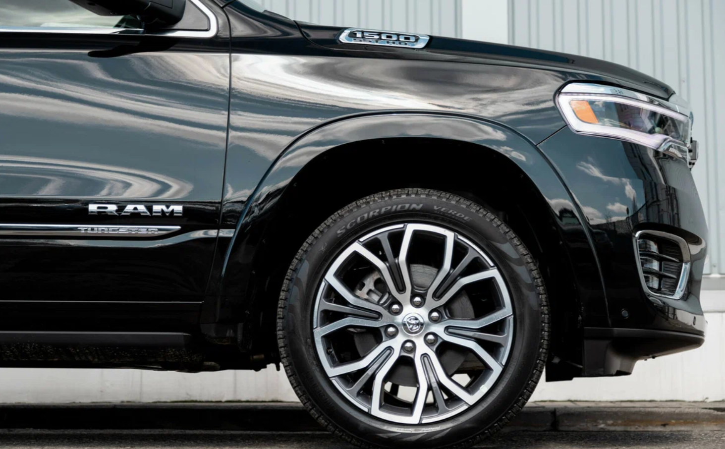 Dodge RAM 1500 — более доступный вариант того же бренда в каталоге