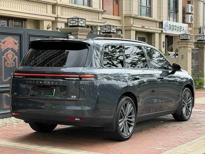 Leapmotor C16 сзади: длина 4915 мм, сквозной фонарь и надпись LEAPMOTOR на двери багажника