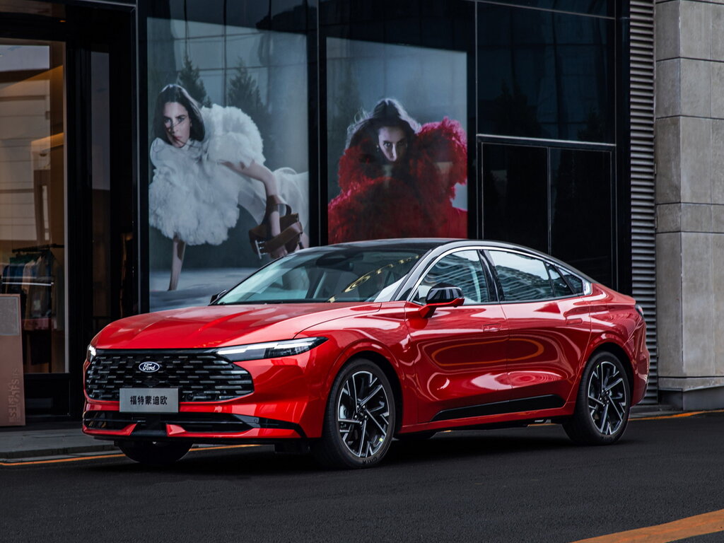 Ford Mondeo 2026 — вид спереди, табличка с иероглифами «福特蒙迪欧» — китайское написание Ford Mondeo