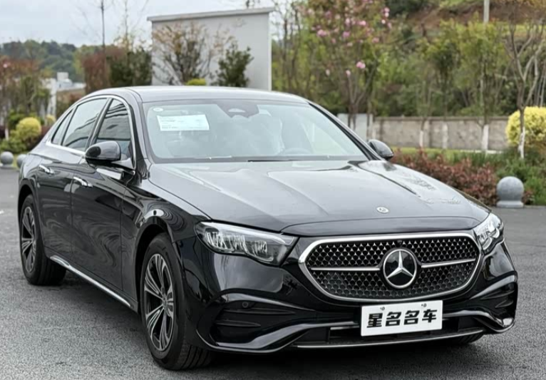 Тот же лот mercedes-benz-e-class-2026 — классическая решётка радиатора со звездой по центру, характерная для не-AMG версий W214.