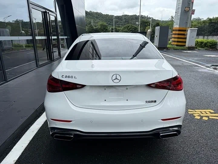 Салон нового C-Class: сдвоенные экраны и фирменные круглые дефлекторы