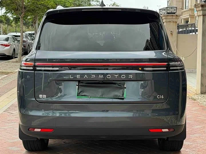 Корма Leapmotor C16 с шильдиком модели C16