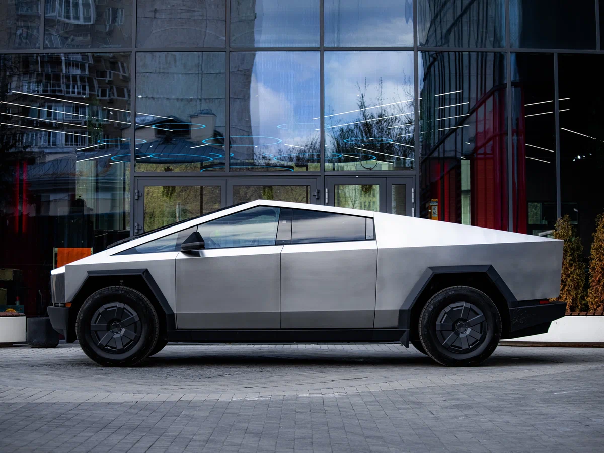 Tesla Cybertruck сзади — батарея 123 кВт·ч, запас хода до 547 км