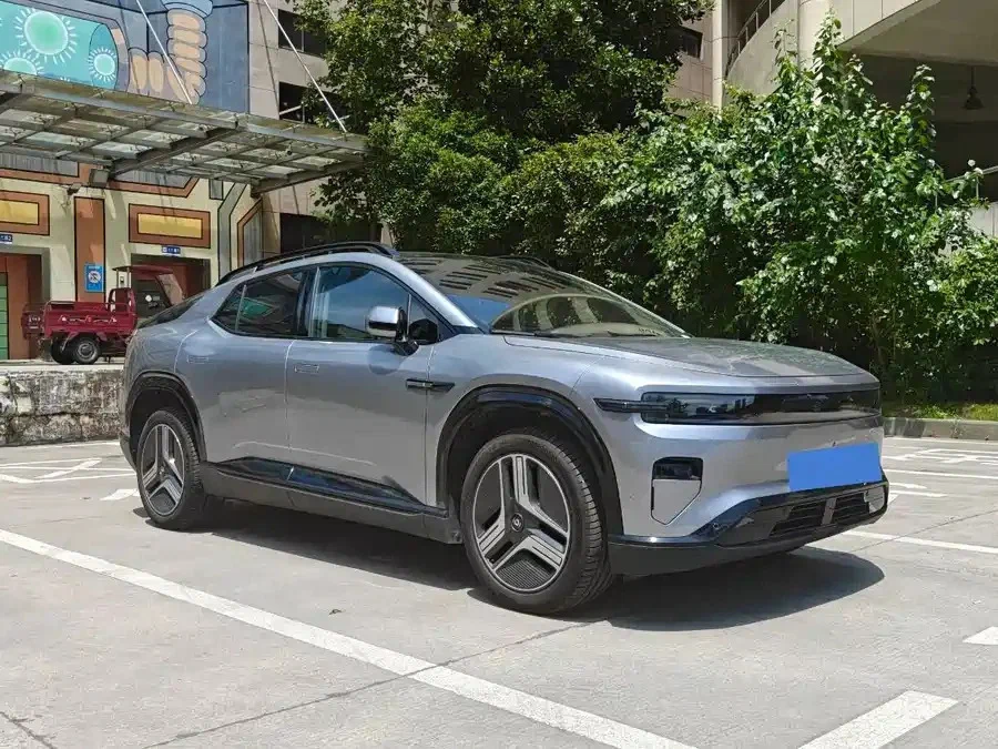 Changan E07 (карточка changan-e07-2026) спереди-сбоку — закрытое положение кузова, силуэт обычного кроссовера-купе с покатой крышей.