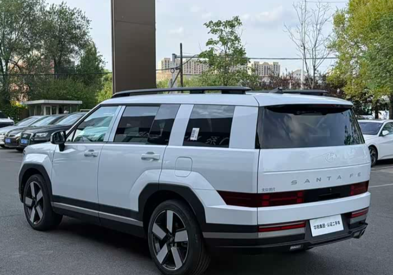 Santa Fe сзади — характерная для поколения MX5 угловатая корма с полноширинной оптикой