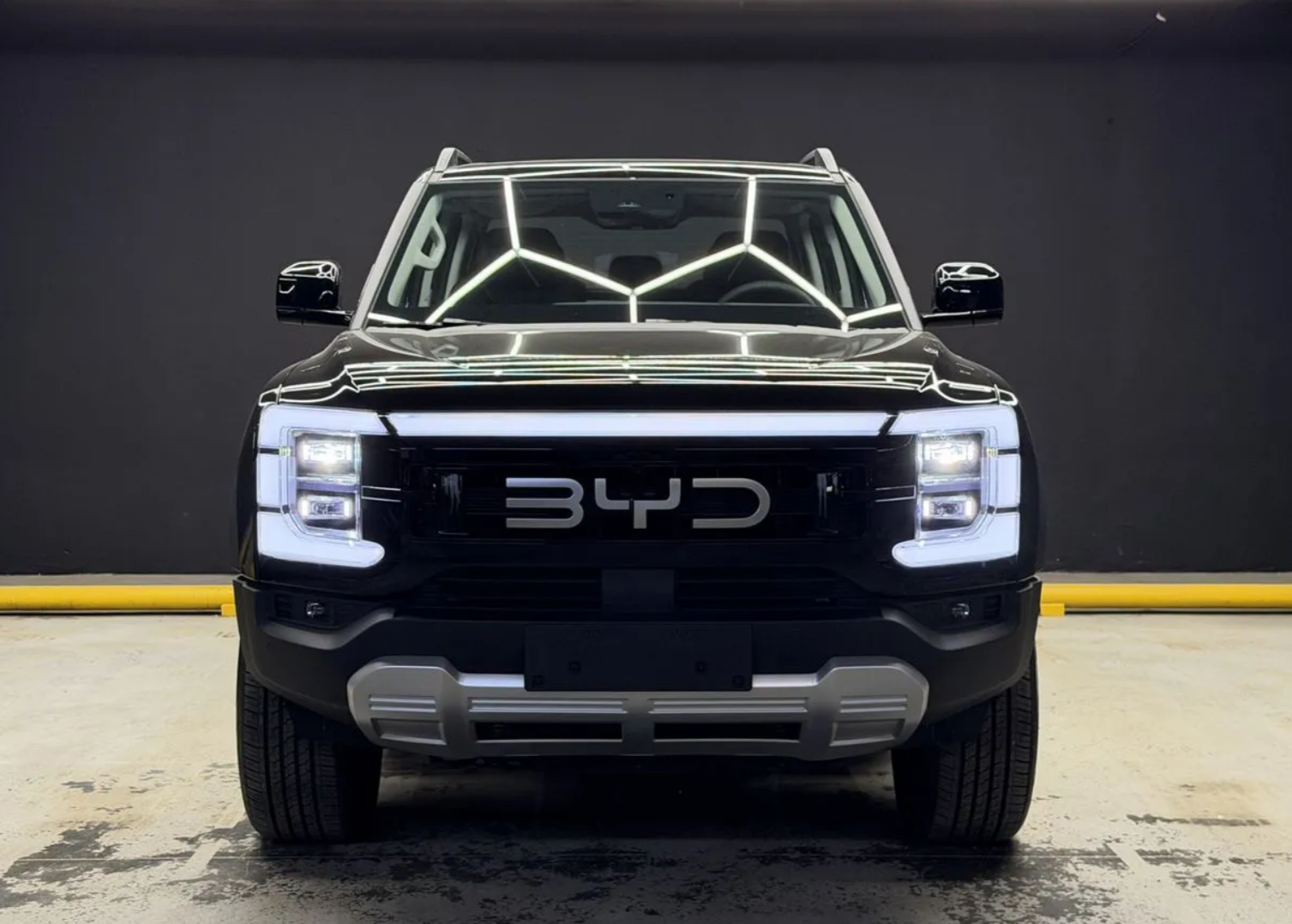 BYD Shark, вид сбоку — независимая задняя подвеска на пружинах вместо привычных для пикапов рессор