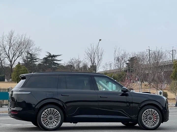Салон Lynk & Co 900 — многоместная компоновка флагмана бренда