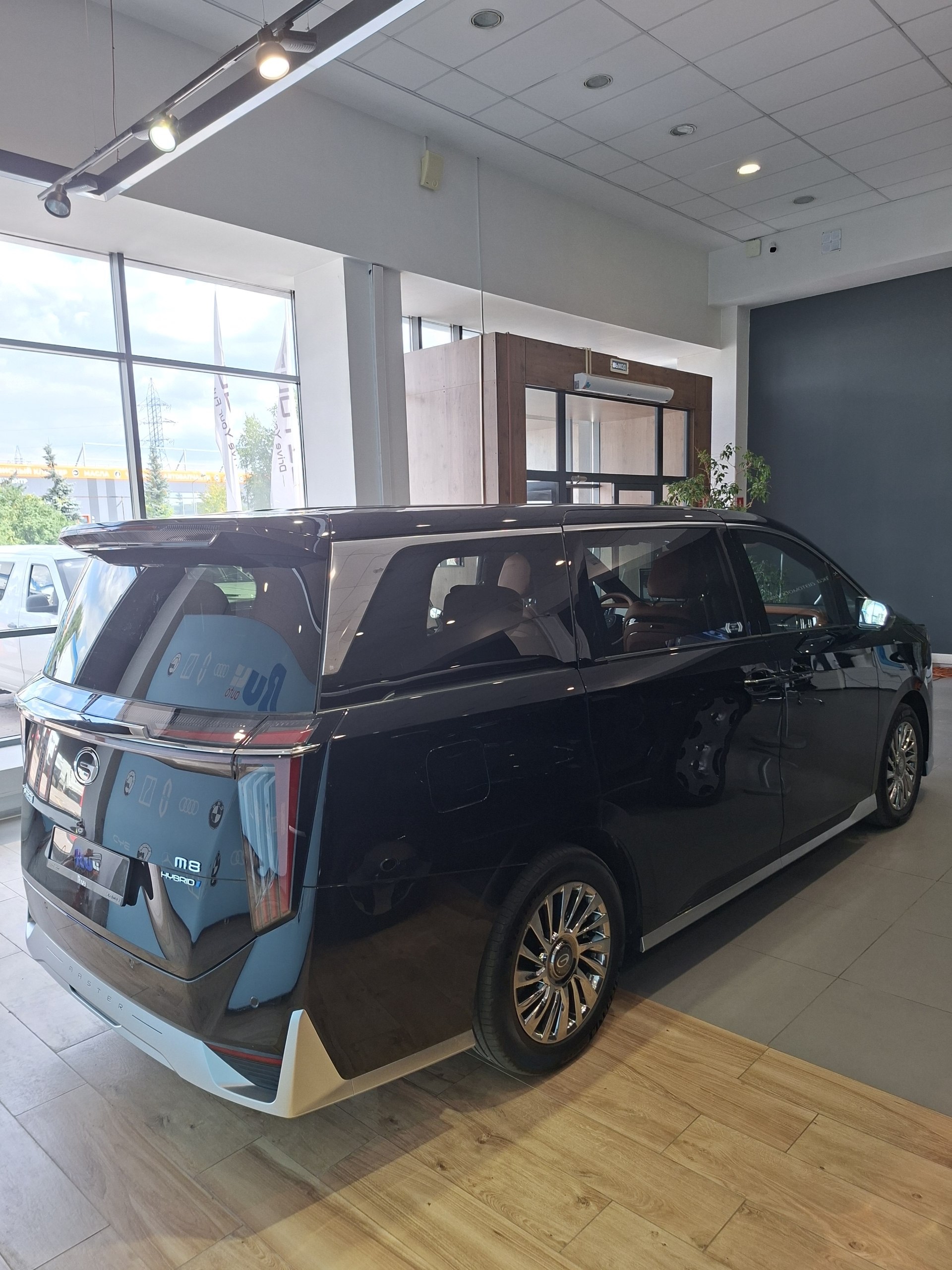 GAC Trumpchi M8 Hybrid — 5 150 000 ₽ под ключ, шильдик «M8 Hybrid» на задней двери