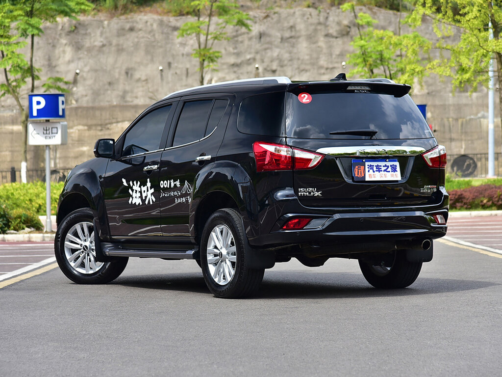 Isuzu MU-X 2026, вид сзади — три ряда сидений на той же лонжеронной раме, что и у D-Max