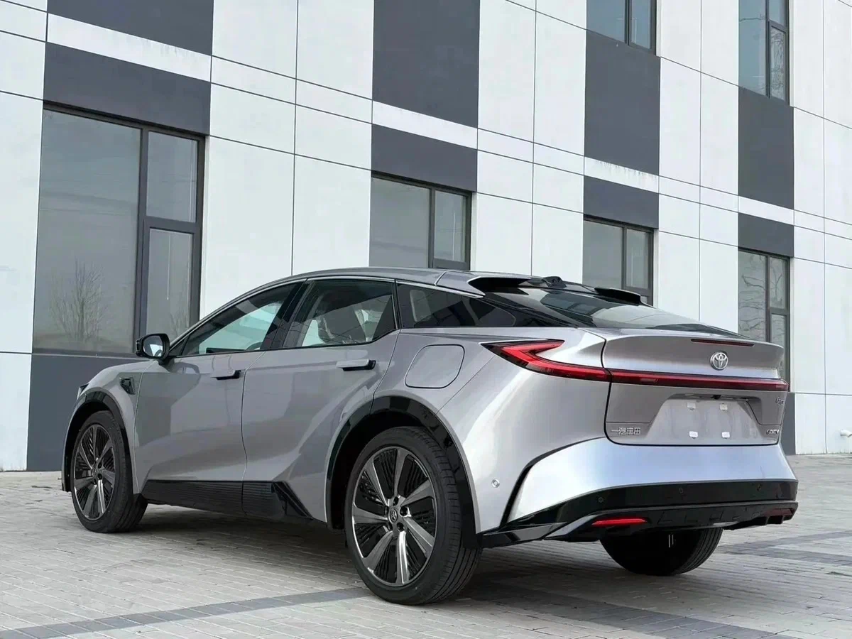 Toyota bZ5 сзади — кросс-купе для китайского рынка