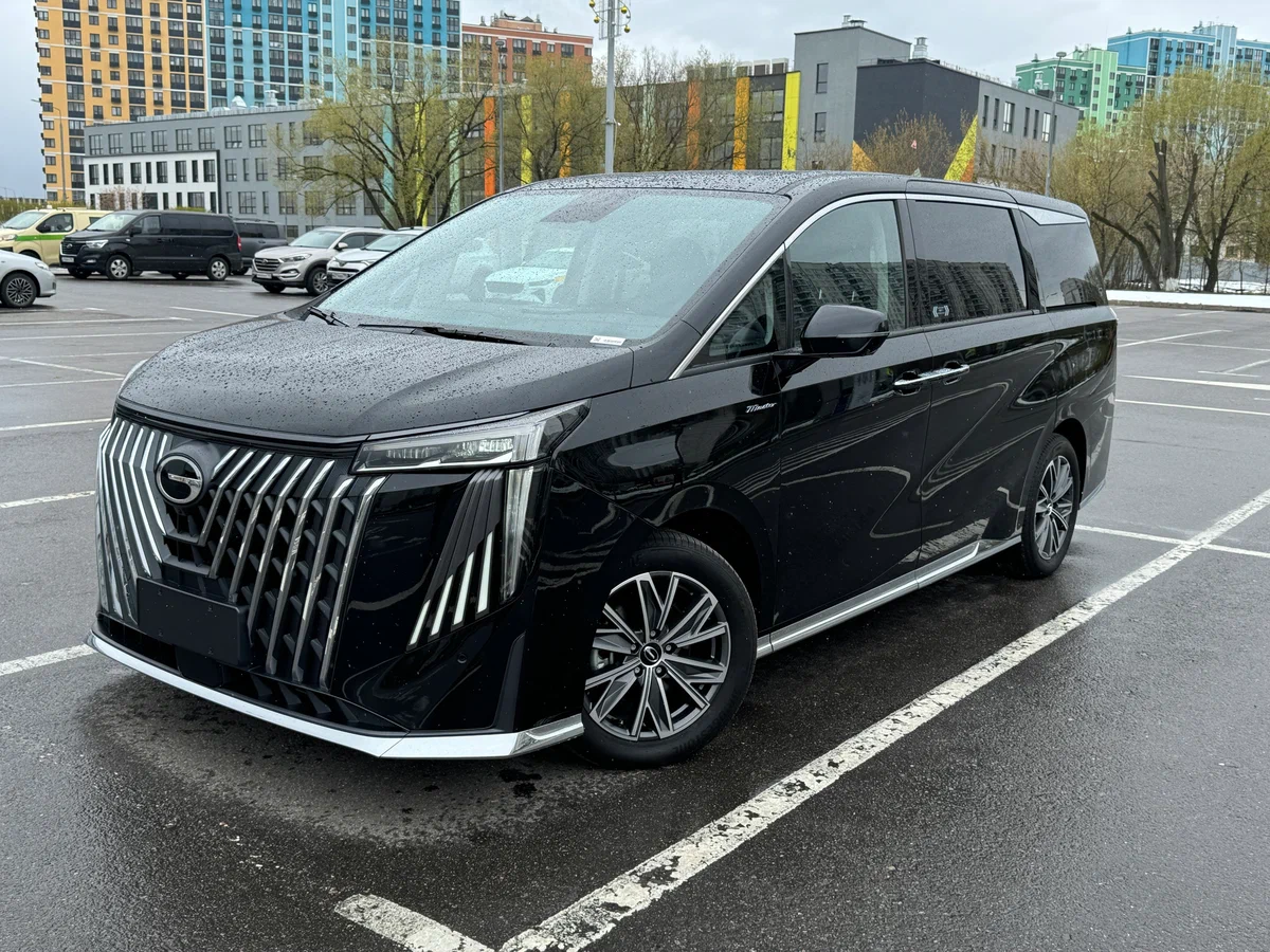 GAC M8 сбоку — передний привод, 8-ступенчатый автомат