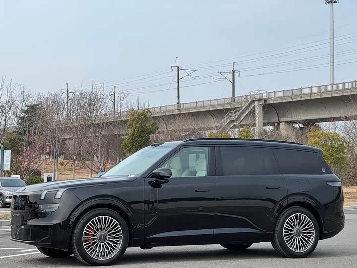 Профиль Lynk & Co 900 — крупный шестиместный кузов, заметно длиннее 08 и 09 EM-P
